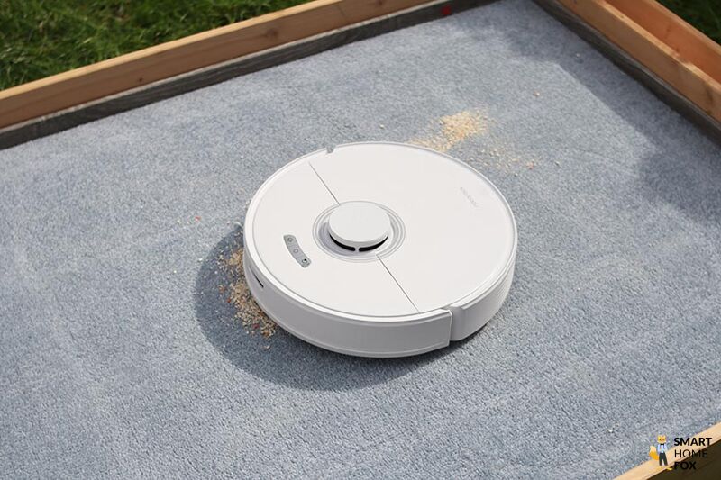 Roborock Q7 Max удаляет овсяные хлопья с ковра